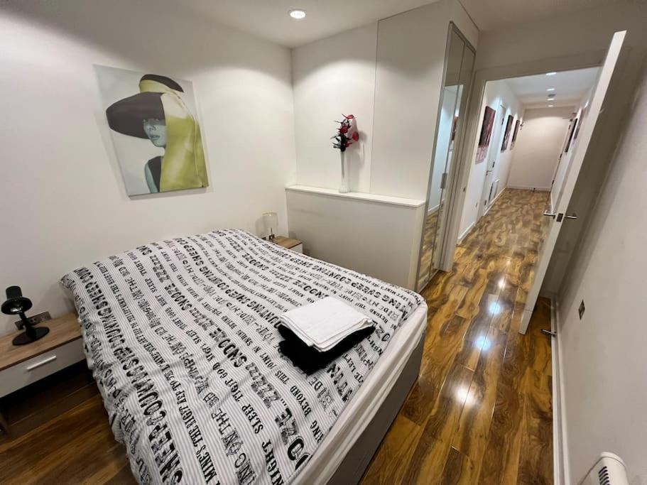 Spacious 2 Bedroom Flat Stunning Waterside View Manchester Extérieur photo