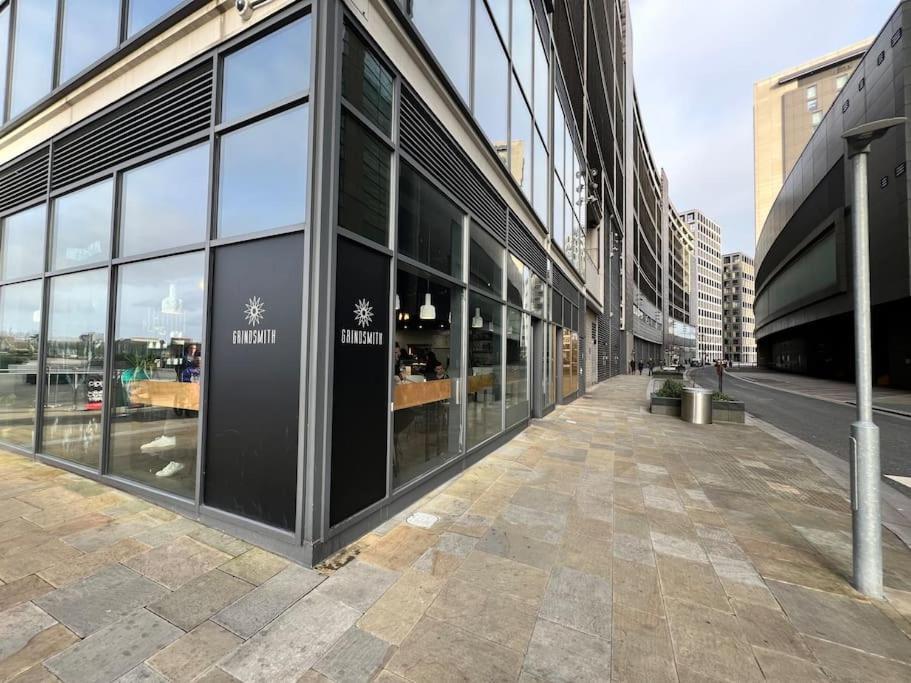 Spacious 2 Bedroom Flat Stunning Waterside View Manchester Extérieur photo