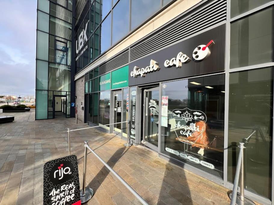 Spacious 2 Bedroom Flat Stunning Waterside View Manchester Extérieur photo