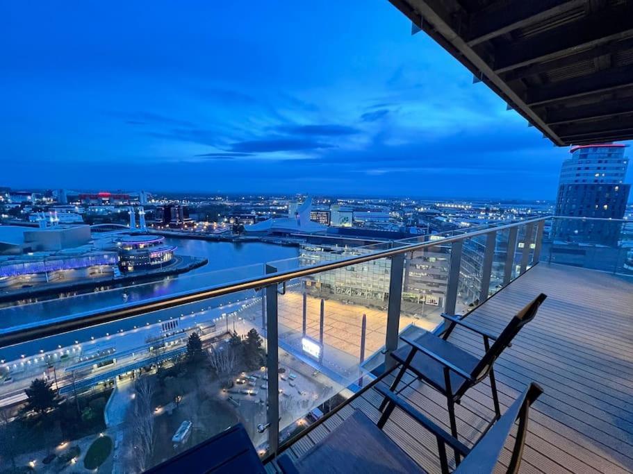 Spacious 2 Bedroom Flat Stunning Waterside View Manchester Extérieur photo