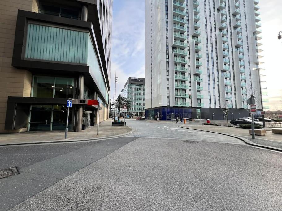 Spacious 2 Bedroom Flat Stunning Waterside View Manchester Extérieur photo