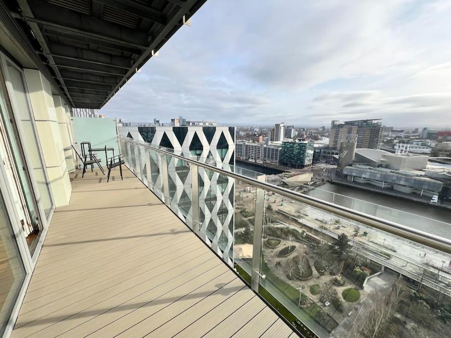 Spacious 2 Bedroom Flat Stunning Waterside View Manchester Extérieur photo