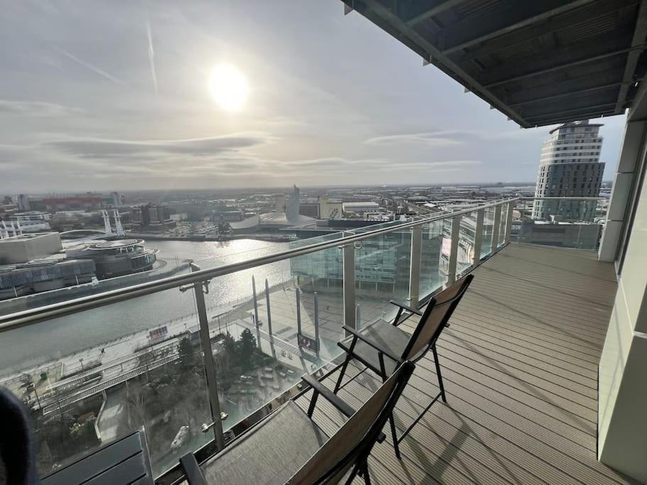 Spacious 2 Bedroom Flat Stunning Waterside View Manchester Extérieur photo