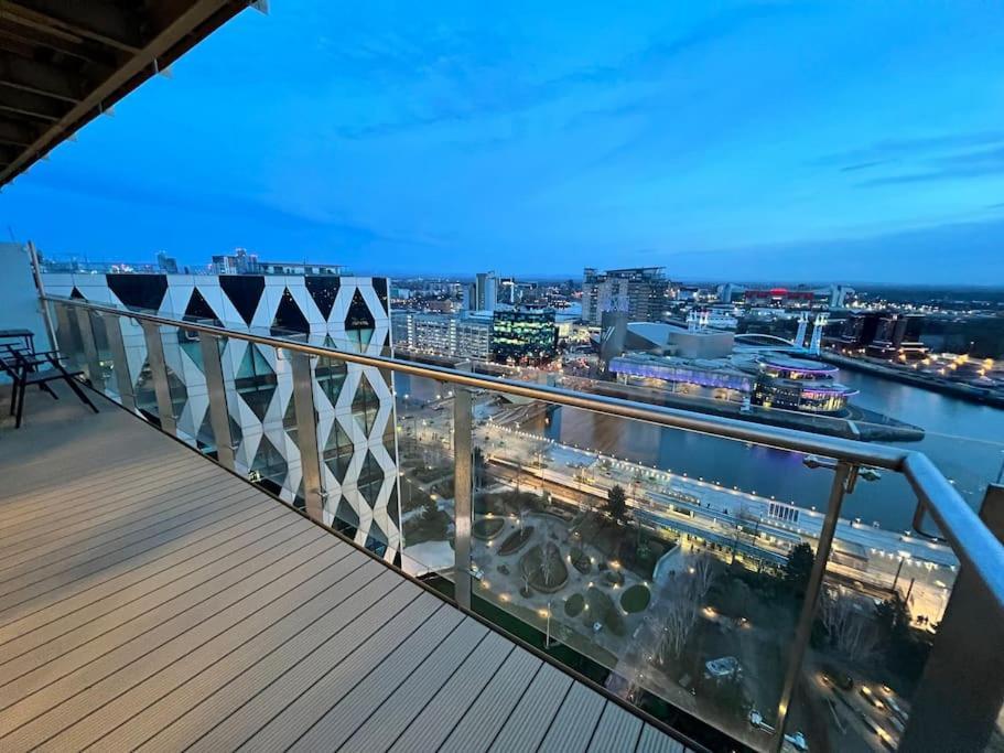 Spacious 2 Bedroom Flat Stunning Waterside View Manchester Extérieur photo