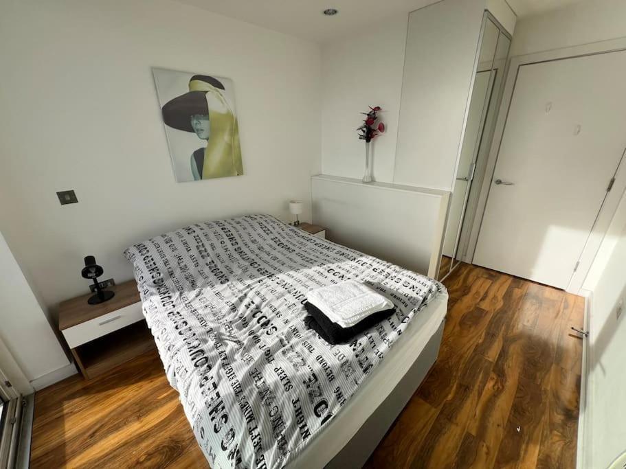 Spacious 2 Bedroom Flat Stunning Waterside View Manchester Extérieur photo