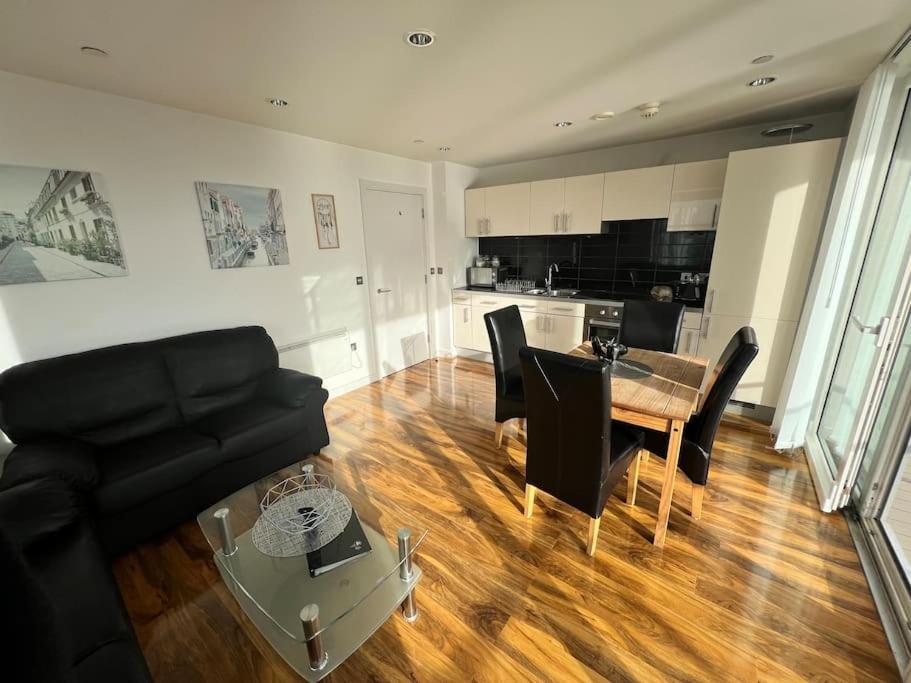 Spacious 2 Bedroom Flat Stunning Waterside View Manchester Extérieur photo