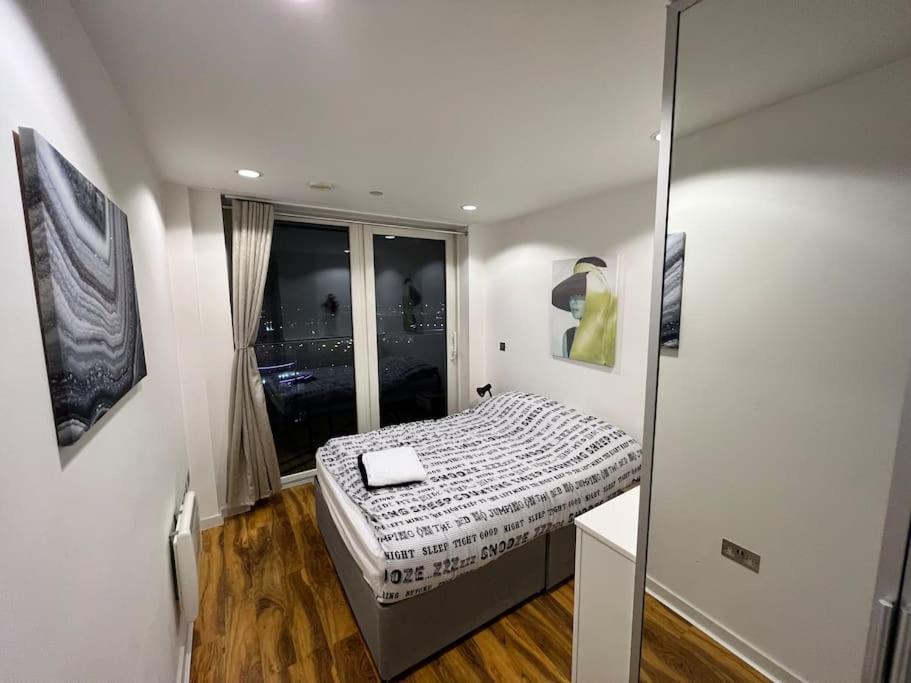 Spacious 2 Bedroom Flat Stunning Waterside View Manchester Extérieur photo