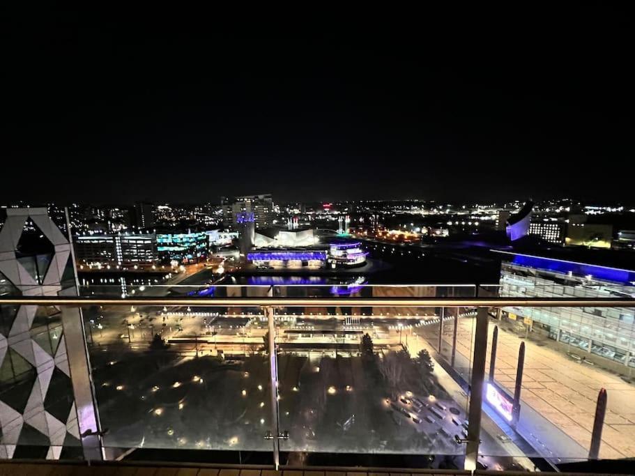 Spacious 2 Bedroom Flat Stunning Waterside View Manchester Extérieur photo