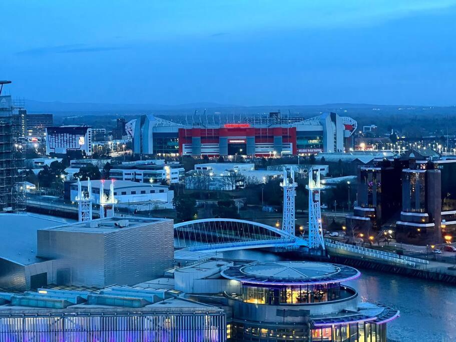 Spacious 2 Bedroom Flat Stunning Waterside View Manchester Extérieur photo