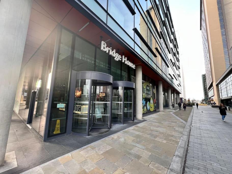 Spacious 2 Bedroom Flat Stunning Waterside View Manchester Extérieur photo
