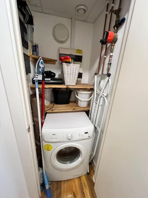 Spacious 2 Bedroom Flat Stunning Waterside View Manchester Extérieur photo