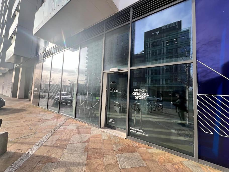 Spacious 2 Bedroom Flat Stunning Waterside View Manchester Extérieur photo