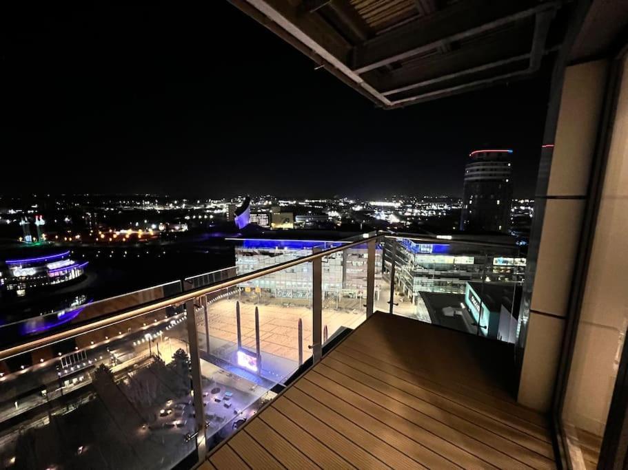 Spacious 2 Bedroom Flat Stunning Waterside View Manchester Extérieur photo