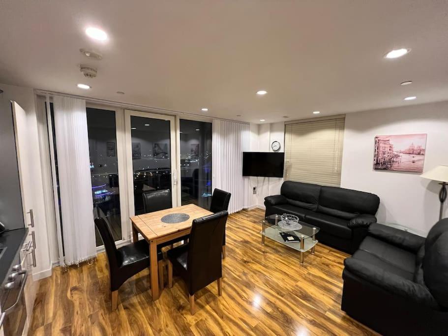 Spacious 2 Bedroom Flat Stunning Waterside View Manchester Extérieur photo